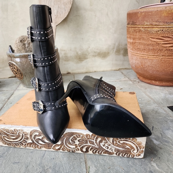 Sassy & Sexy Steve Madden Black Leather Booties - Picture 12 of 12